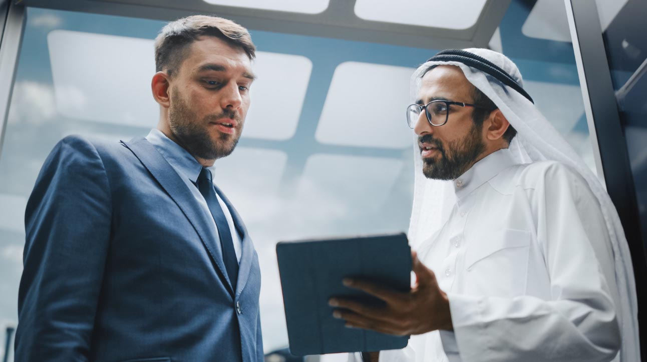 المدير الإداري مقابل الرئيس التنفيذي: مقارنة جنبًا إلى جنب