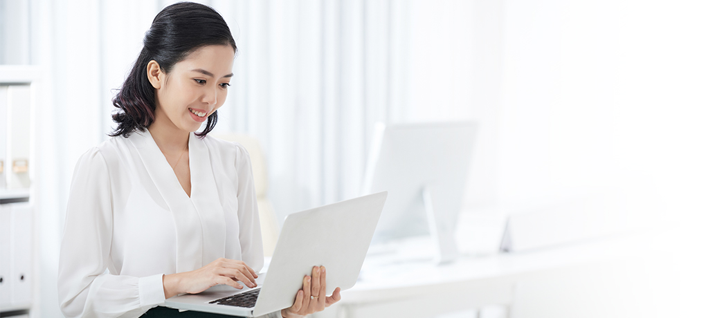 woman using laptop for asms